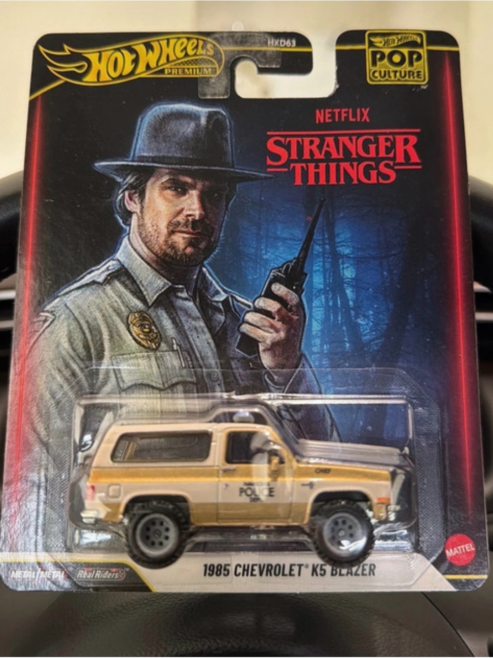 Hot Wheels Premium Stranger Things 1985 Chevrolet K5 Blazer - Beige Police